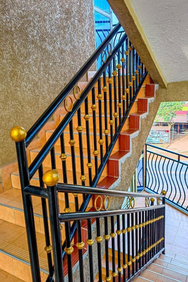 Peace Of Mind Suites Entebbe Buitenkant foto
