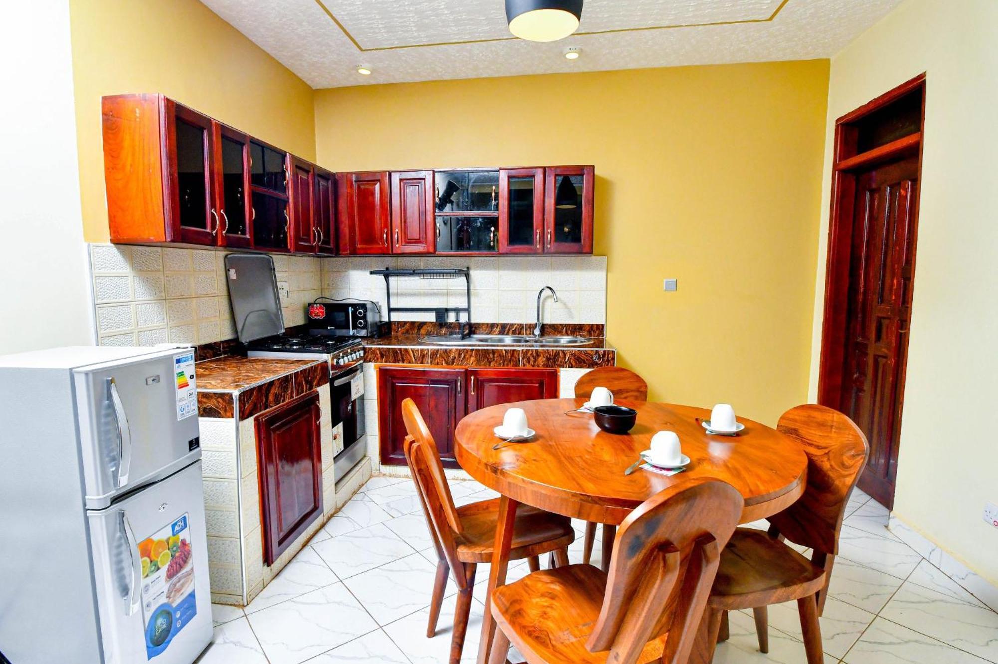 Peace Of Mind Suites Entebbe Buitenkant foto