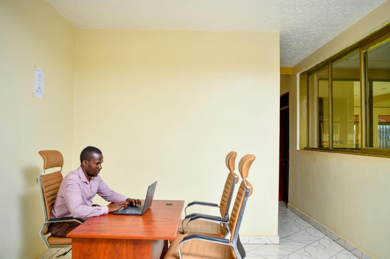 Peace Of Mind Suites Entebbe Buitenkant foto