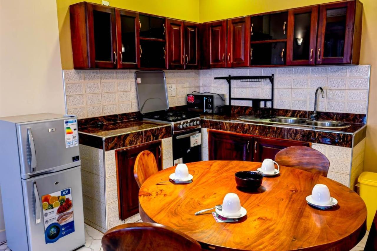 Peace Of Mind Suites Entebbe Buitenkant foto
